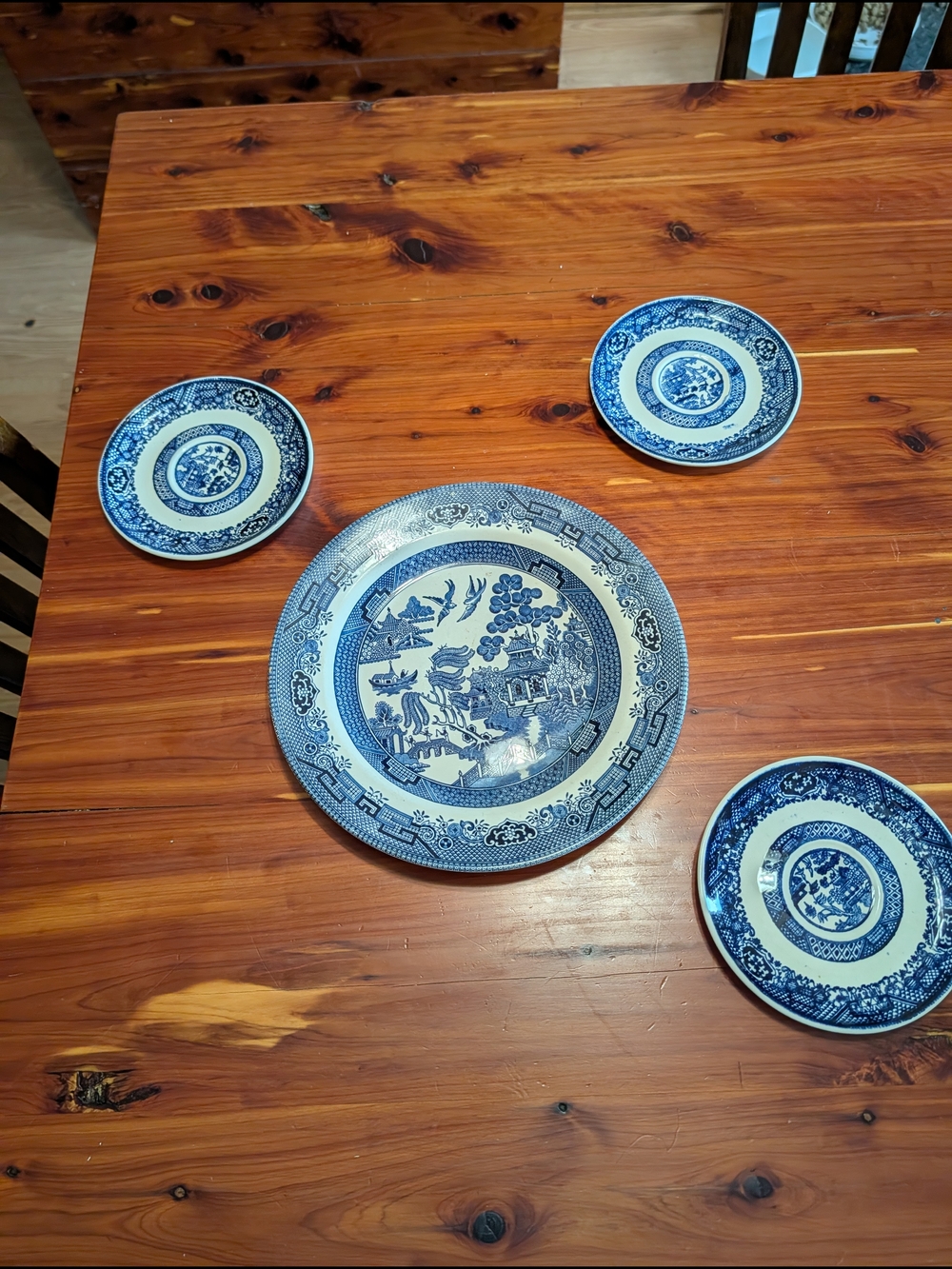 Blue Willow Porcelain Dinner Plate Set - Blue and White